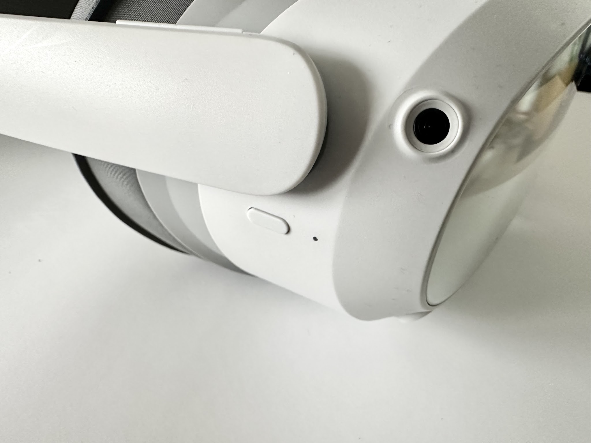 Position der Power-Taste und Status-LED am Headset