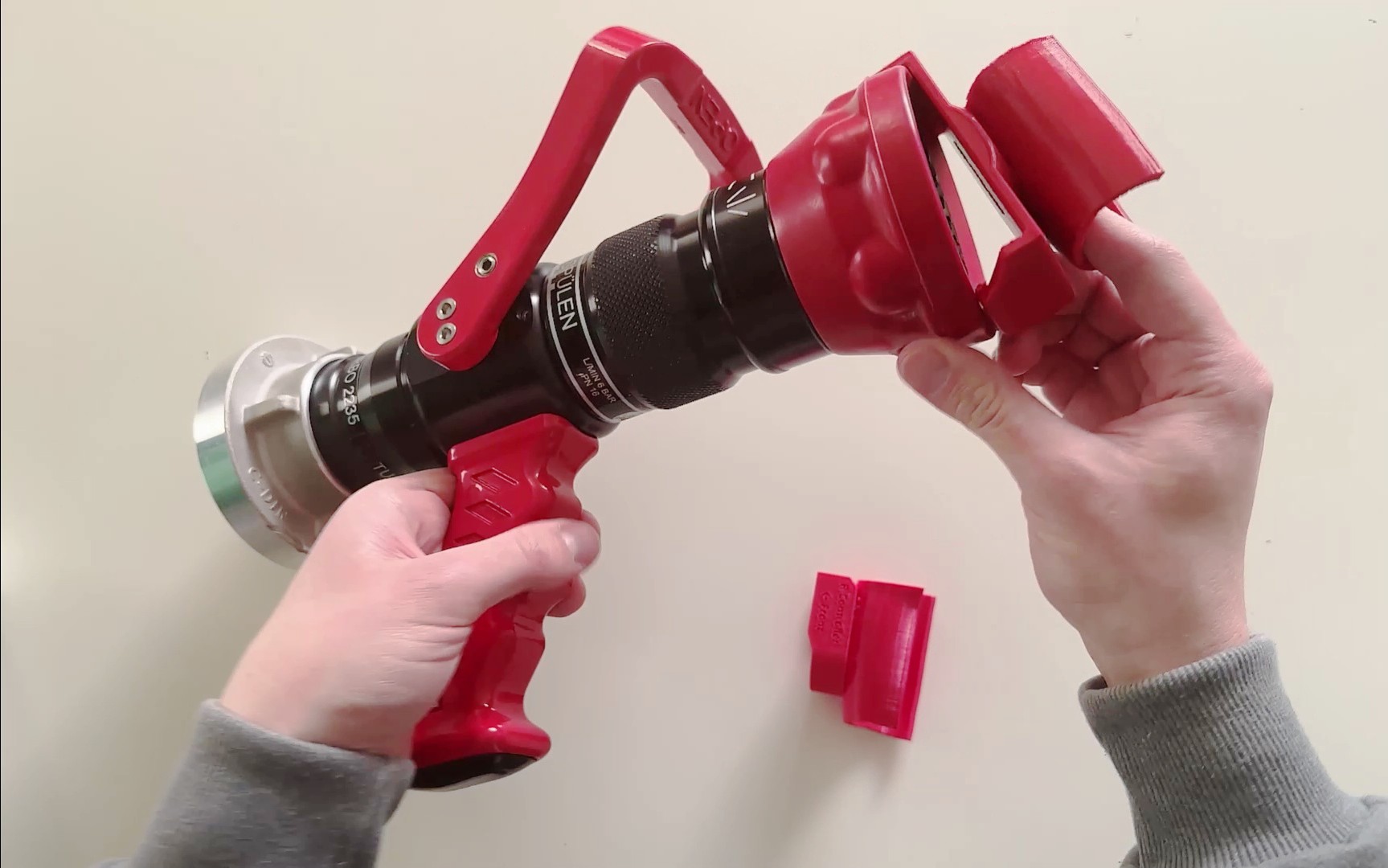 Frontadapter mit Kerbe auf die Gumminase setzen
