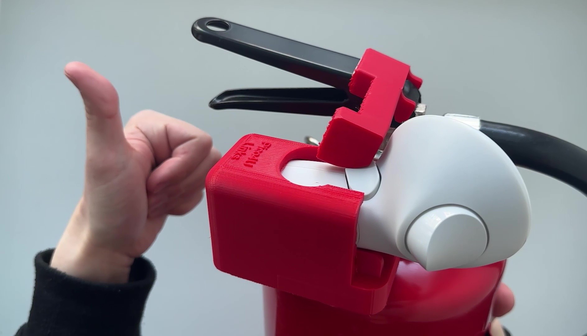 Fertig eingerichteter Feuerlöscher mit Controllern